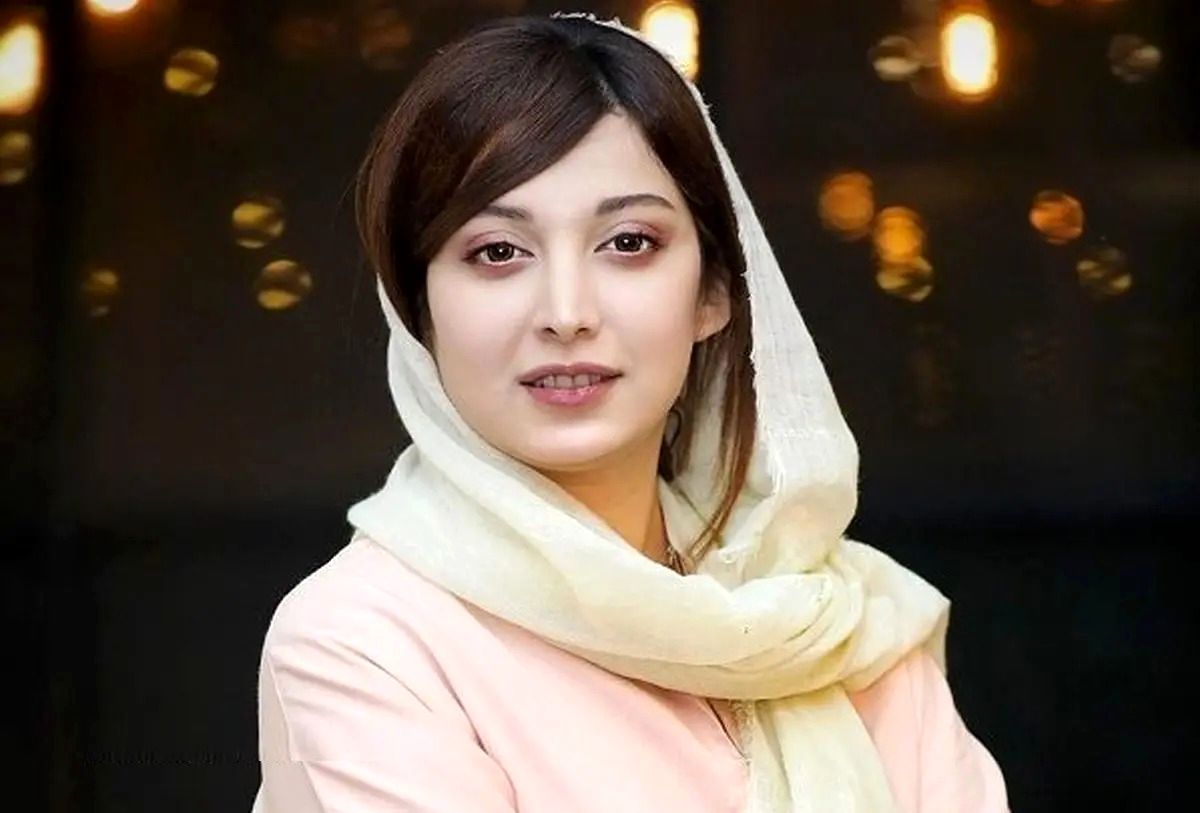 ژست متفکرانه روشنک گرامی کنار پنجره اتاقش / به روشنایی نگاه کنید