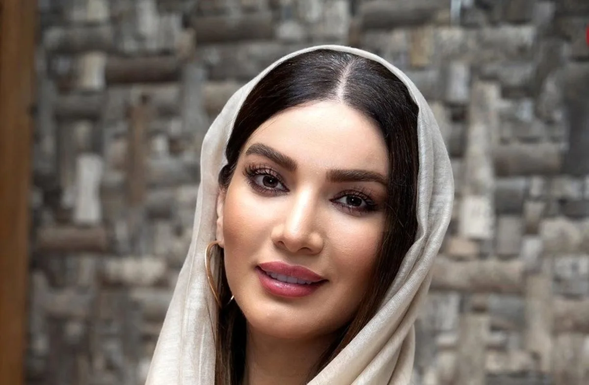 متین ستوده با چهره‌ای پر از غصه در دل تاریکی