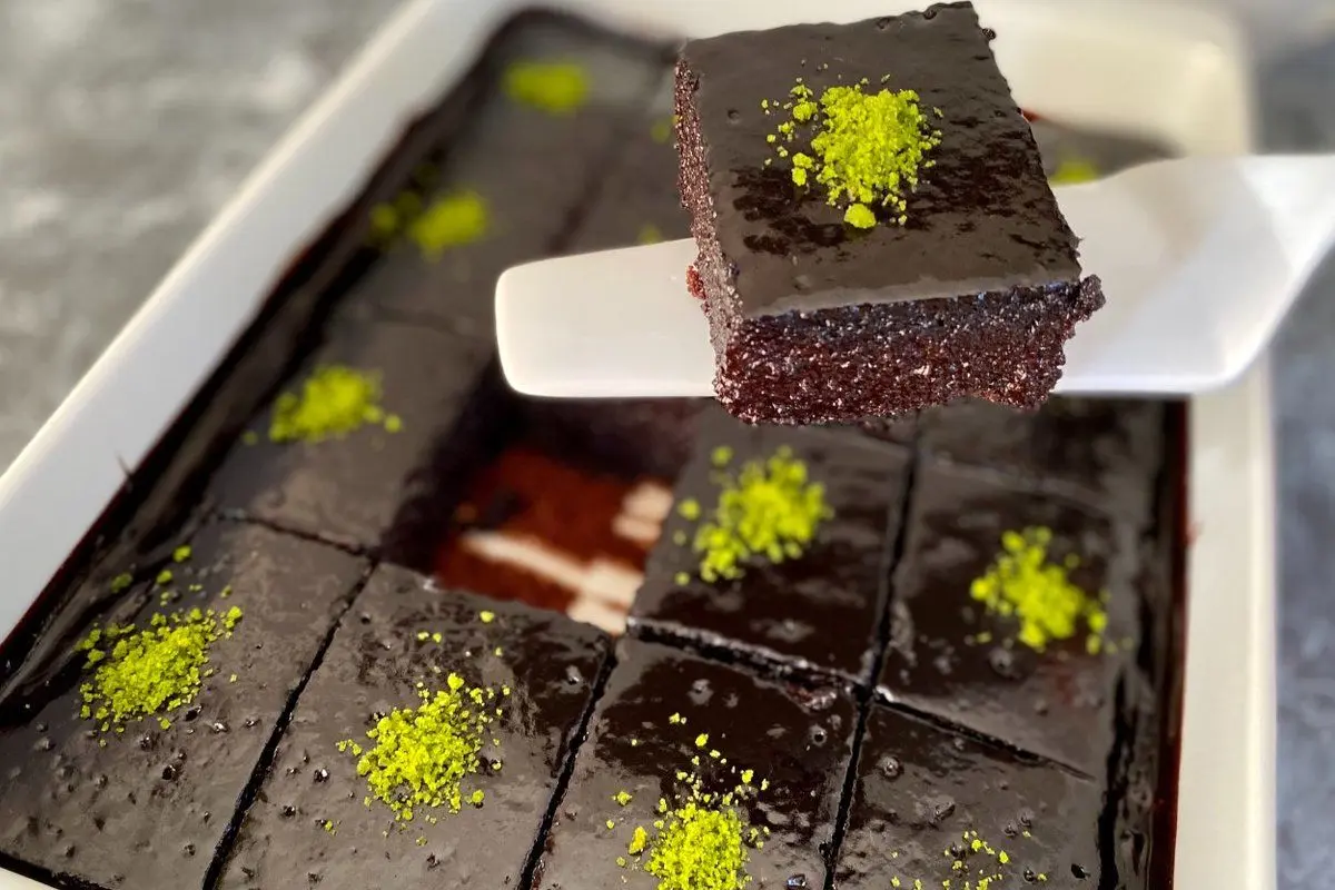 طرز تهیه کیک شکلاتی خیس با بافت نرم و طعم بی‌نظیر