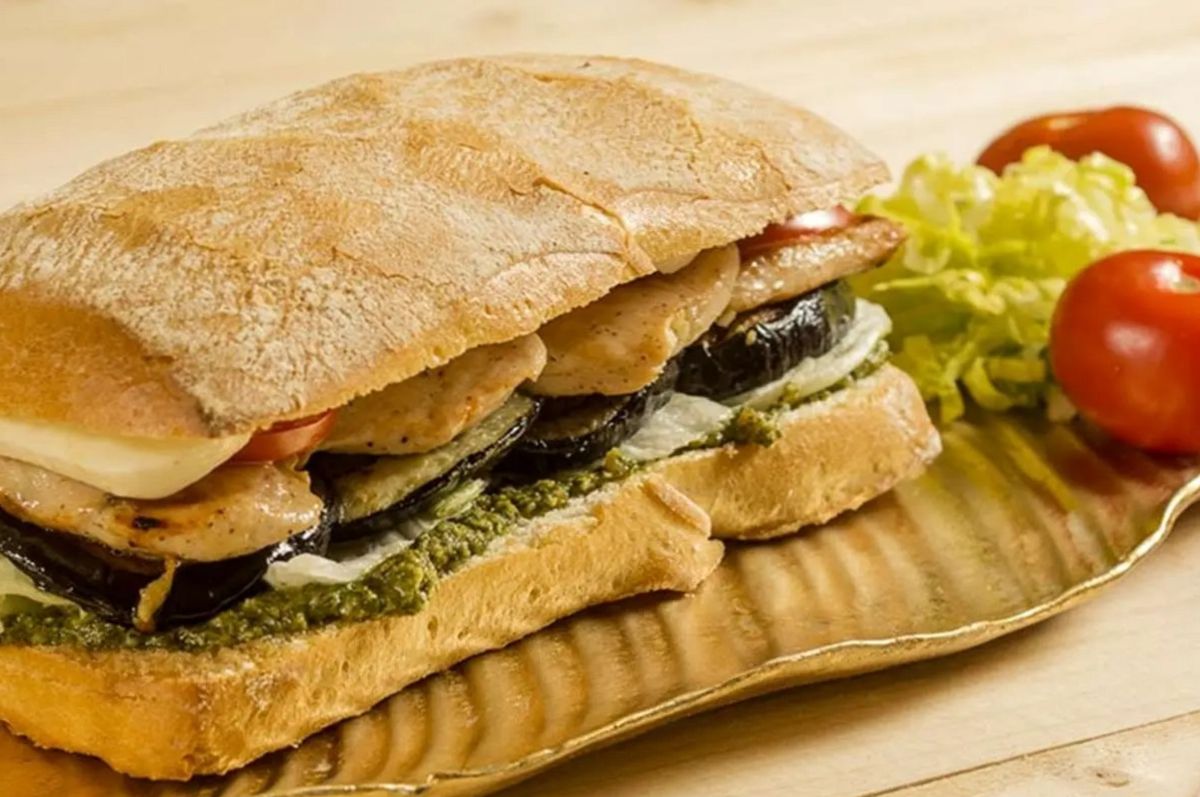 طرز تهیه ساندویج مرغ با بادمجان؛ ساندویچی متفاوت و بسیار خوشمزه و جذاب