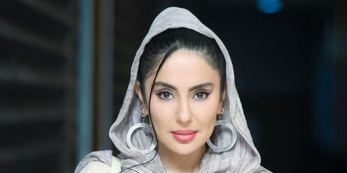 شیدا یوسفی با سایه چشم ست‌شده با لباسش؛ بازگشتی به استایل دهه ۸۰؟