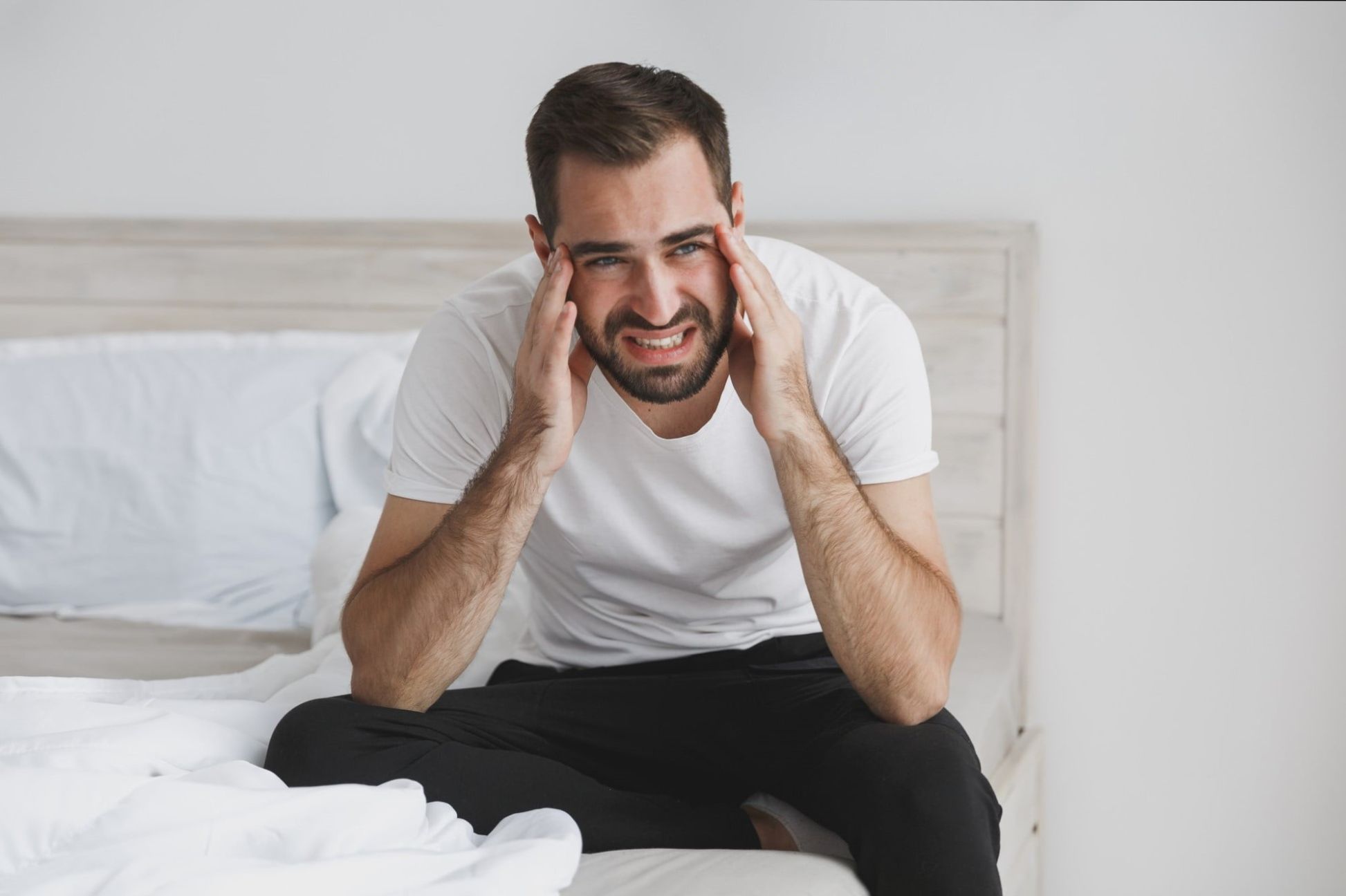 چه عواملی باعث میشود صبحها با سردرد بیدار شویم؟