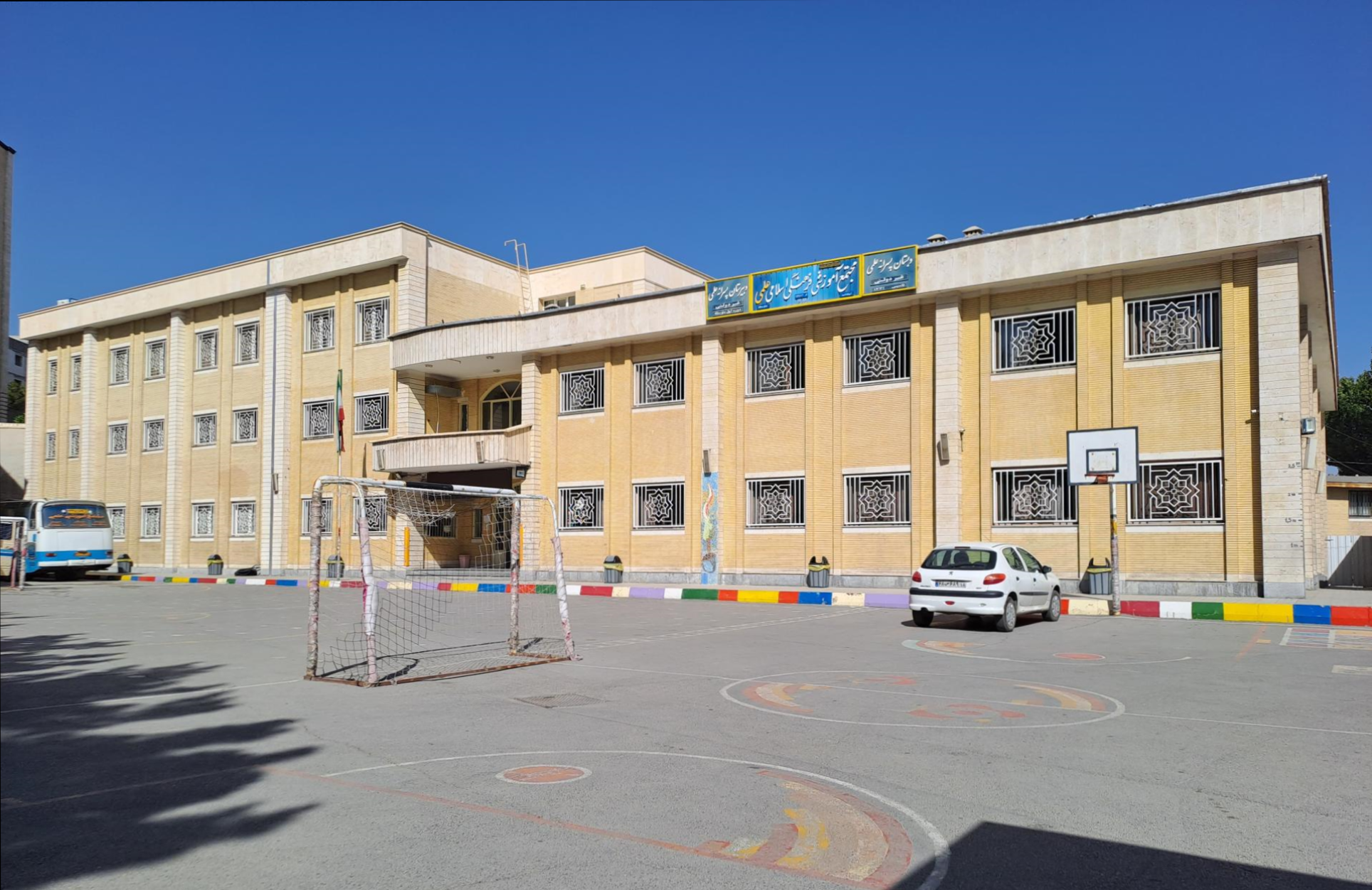 فرو کردن مداد در سر دانشآموز+ عکس
