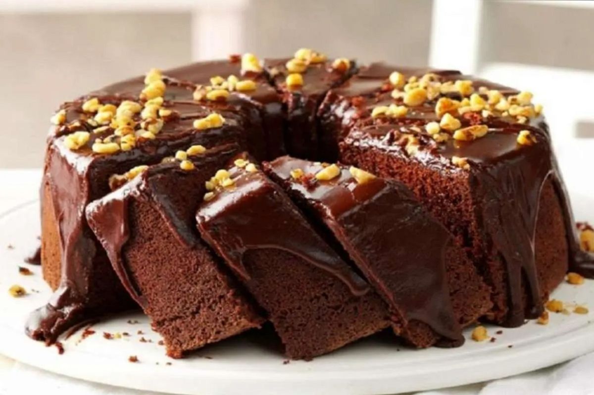 طرز تهیه بهترین کیک شکلاتی دنیا با شیرعسلی فقط در چند دقیقه!