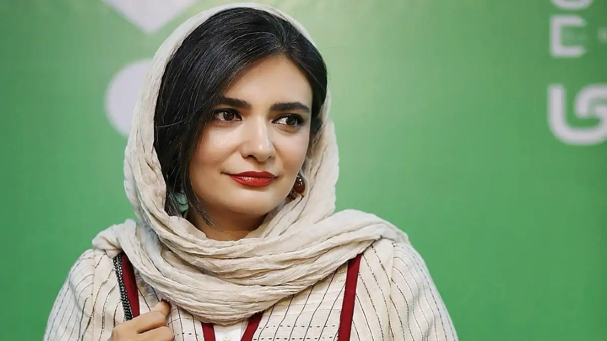 اکسسوری خاص لیندا کیانی چقدر بهش میاد! | گردنبند خیرهکننده لیندا کیانی؛ انتخابی بینقص و لوکس!