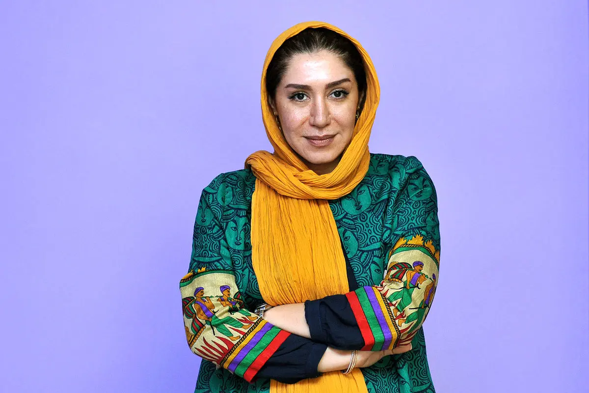 نسیم ادبی با اعتماد به نفس بالا در پرو لباس