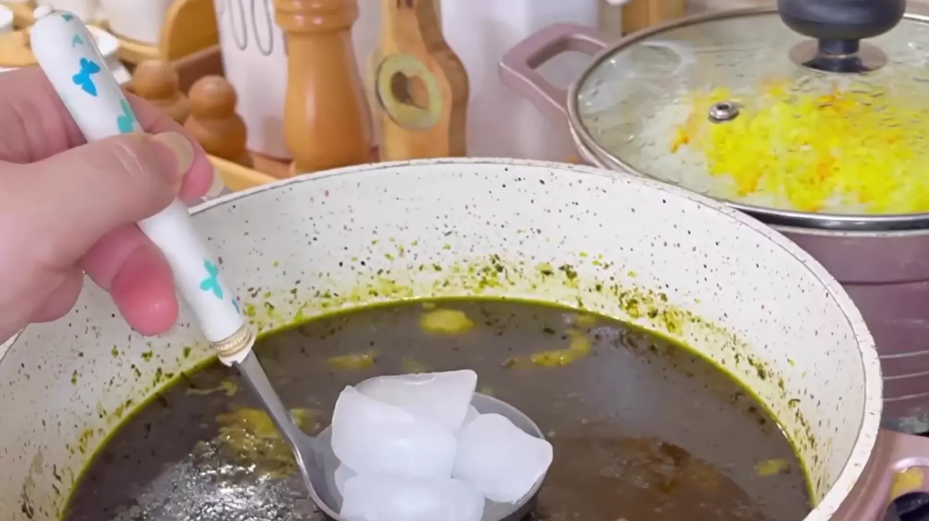 10 ترفند ساده برای گرفتن روغن اضافی غذا در خانه