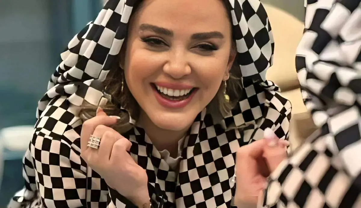 استایل جالب بهاره رهنما در سفر خارجی؛ کلاه باکت و حجاب خاص!