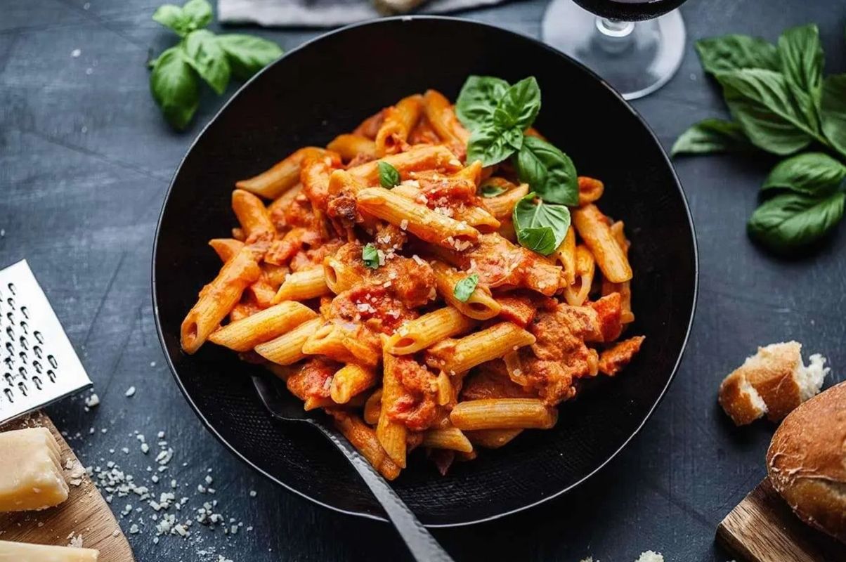 طرز تهیه پاستا انگلیسی با فیله مرغ و سس گوجه فرنگی