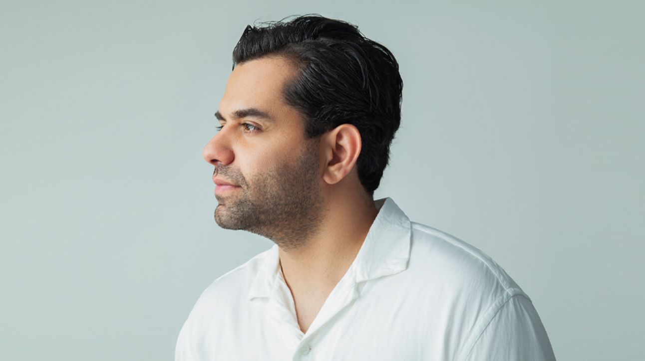 نگاهی به خودروی لوکس و خاص رضا بهرام در کنار خانواده‌اش؛ زندگی لاکچری خواننده محبوب