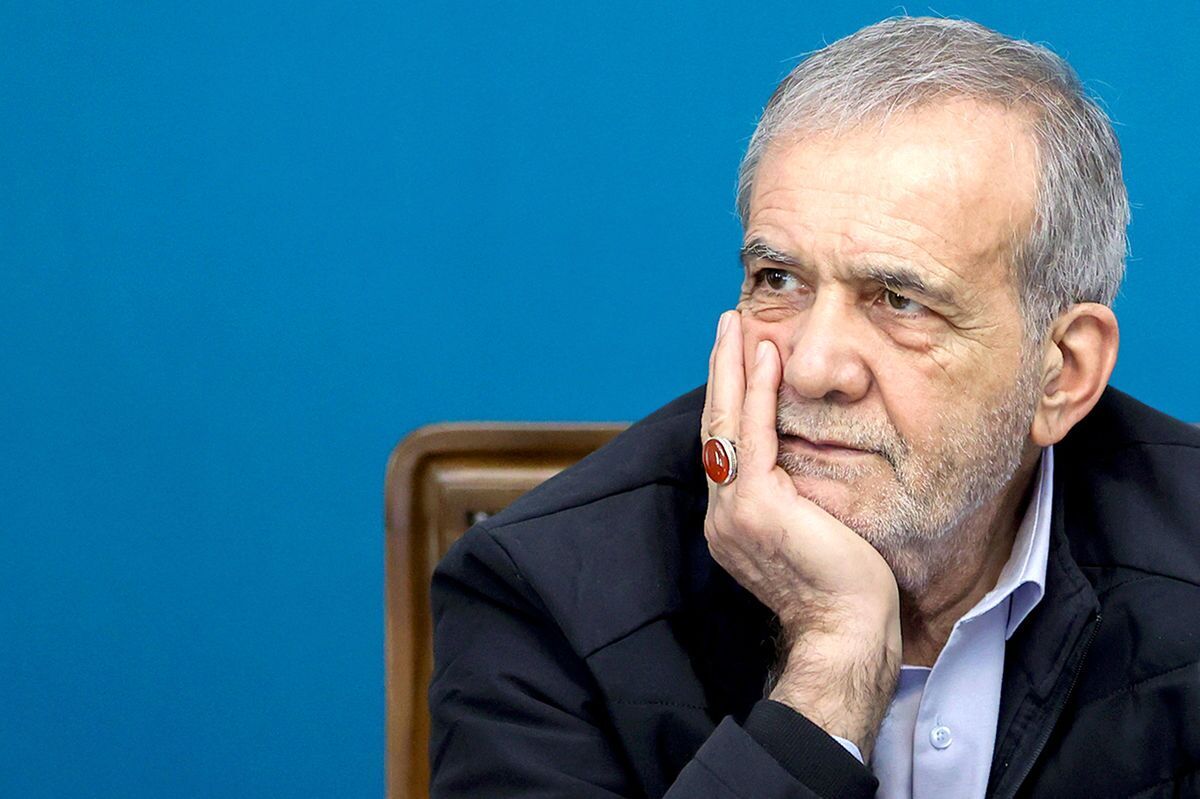 کنایه‌های تند امیرحسین قیاسی به رفتار غیرمنتظره مسعود پزشکیان مقابل رئیس‌جمهور پاکستان | «با کشوری که بمب اتم داره، اینطوری سلام نمی‌کنن!»