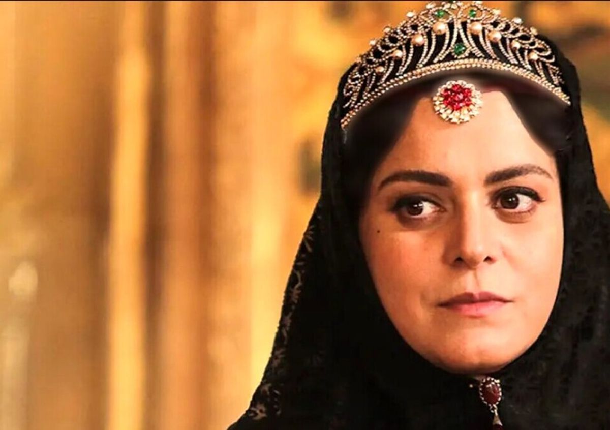 غزل شاکری با استایل خاص و لاک لاجوردی در «خانه ابدی فرشته»؛ تصویری که این روزها در اینستاگرام خبرساز شد + عکس