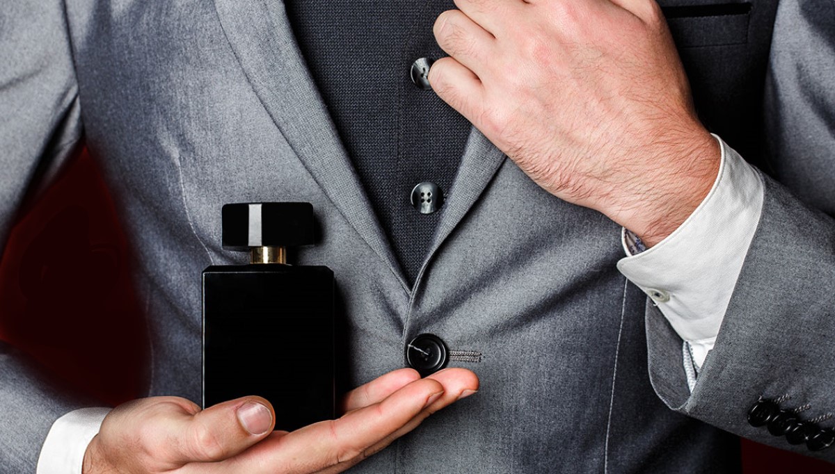 ترفند عطر زدن اصولی مخصوص آقایان| چطور عطر بزنیم که ماندگار بماند؟
