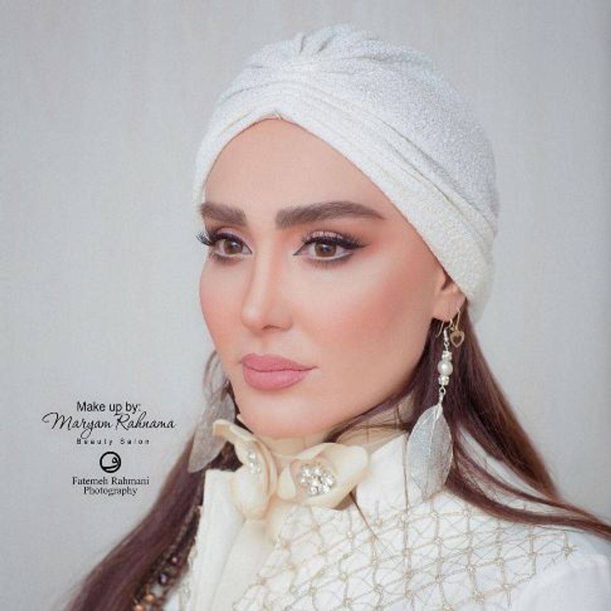 استایل متفاوت و آرام‌بخش زهره فکور با میکاپ ساده و شال سفید؛ نگاهی به چهره‌ای که آرامش را معنا کرد