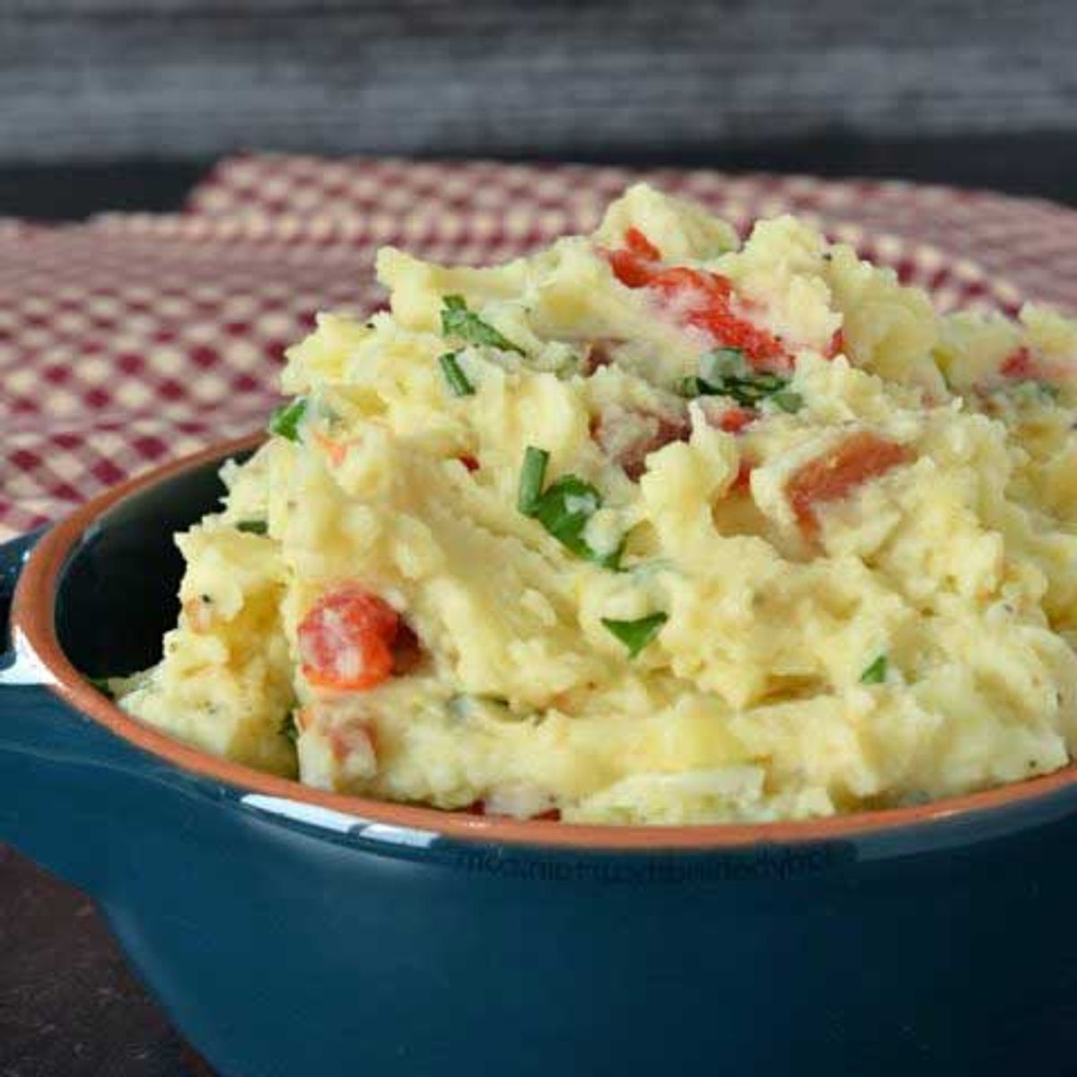 طرز تهیه پوره سیب‌زمینی رژیمی با شیر و پنیر چدار؛ غذای ساده و خوشمزه برای دو نفر