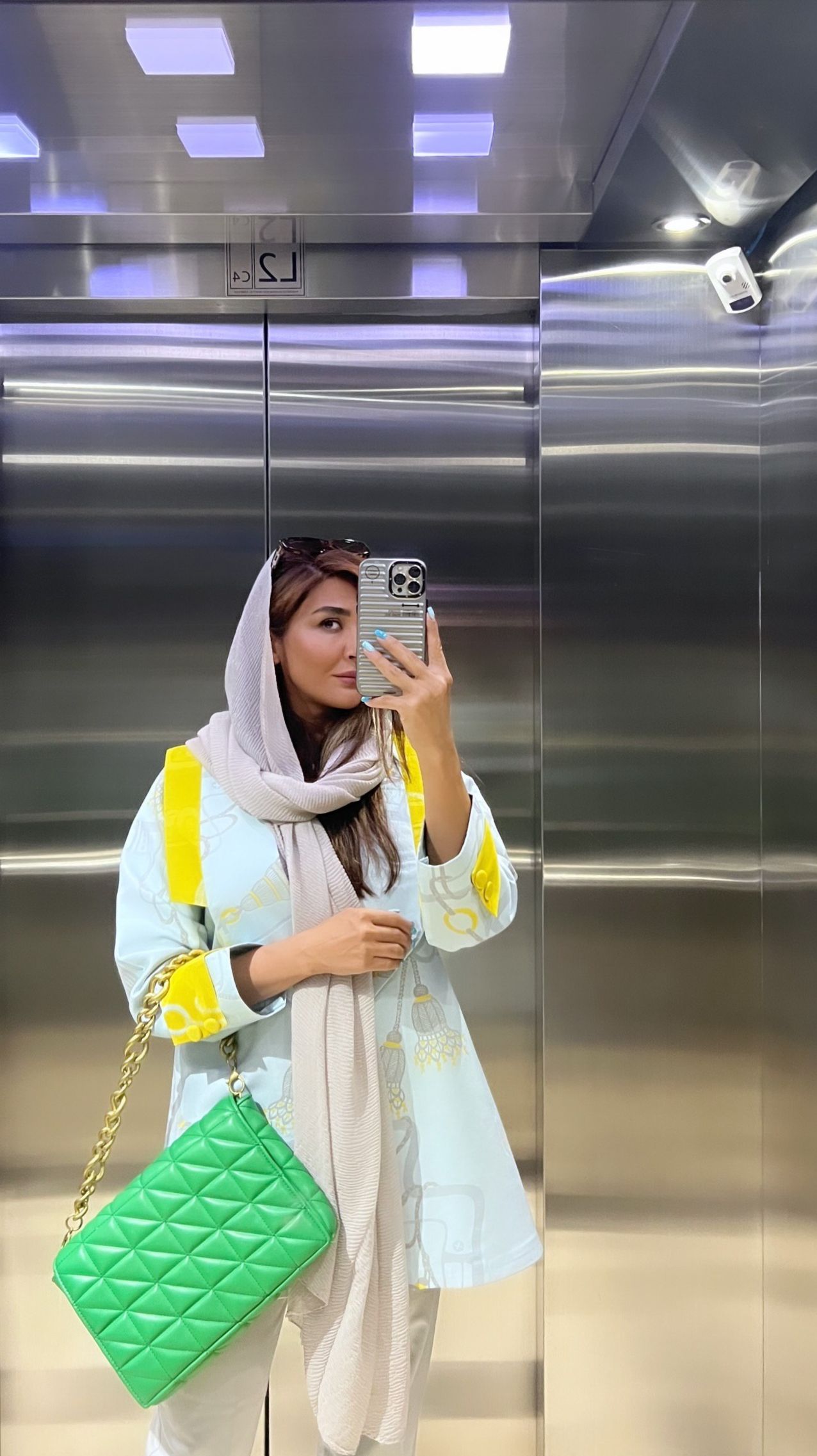 ایده استایل تابستانی و قرمز مریم معصومی در سفر خارجی؛ هماهنگی لباس و چمدان‌ها، آیا بیش از حد پررنگ نیست؟