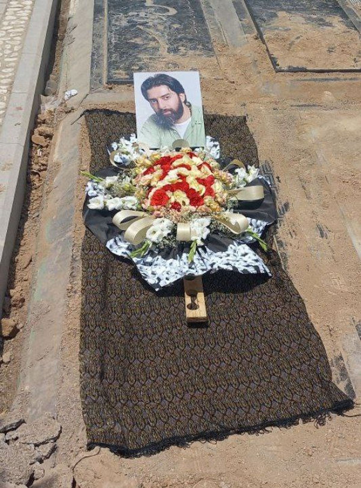 تصویر غم‌انگیز از مزار بامداد بیات؛ فرزند بابک بیات پس از ۱۹ سال سکوت درگذشت