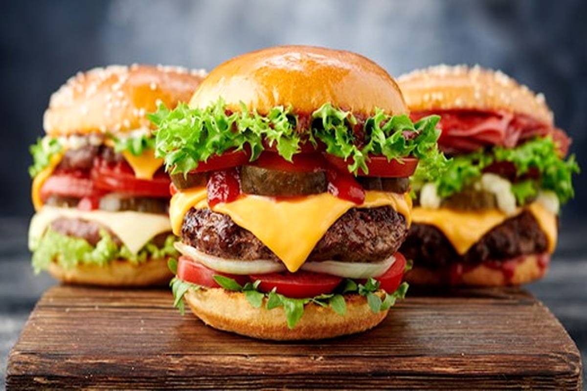 چگونه چیکن برگر خانگی خوشمزه و سالم درست کنیم؟