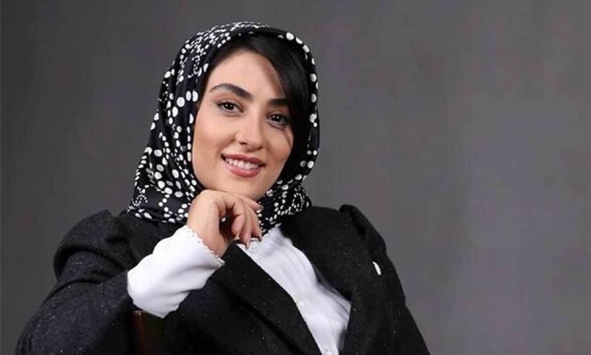 الهام طهموری و مادرش با استایل‌های شاد و رنگی در رستوران!