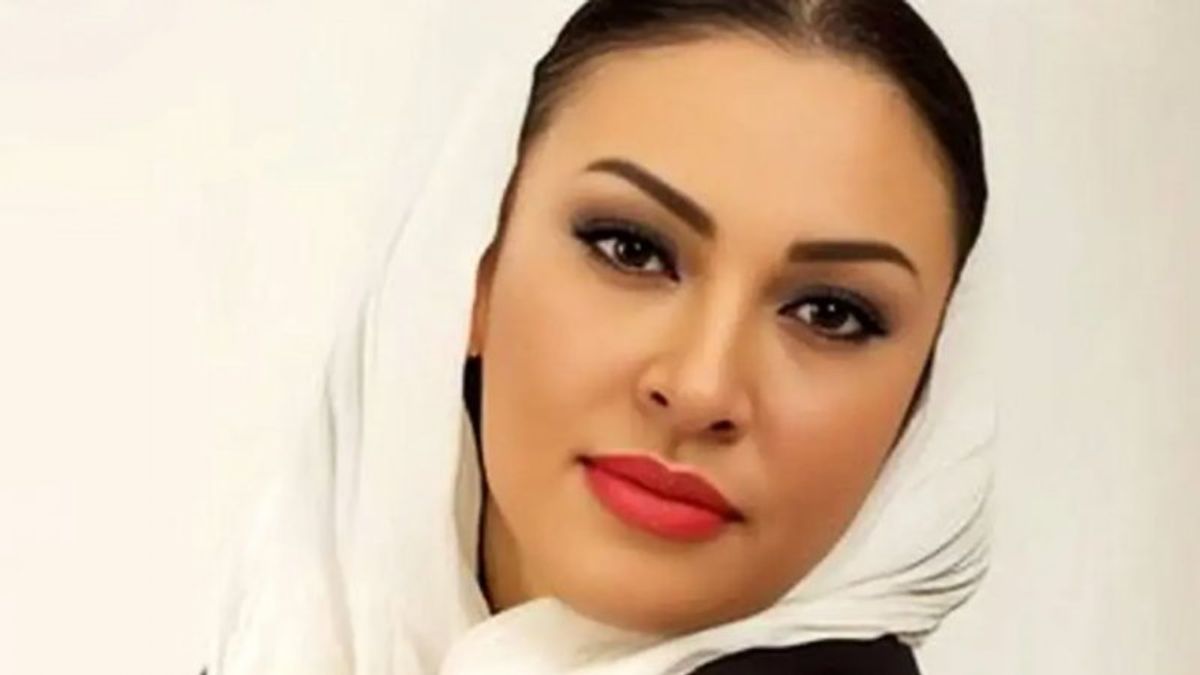 استایل ساحلی زیبا بروفه با لباس زرد ترند کره‌ای در کنار فرزندش، نگاه‌ها را خیره کرد!