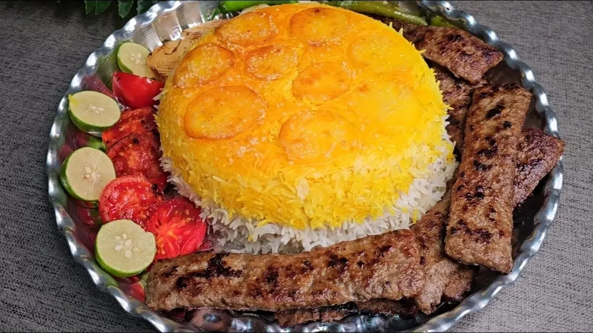 طرز تهیه کباب تابه‌ ای مغزدار؛ مجلسی و لذیذ با سس گوجه